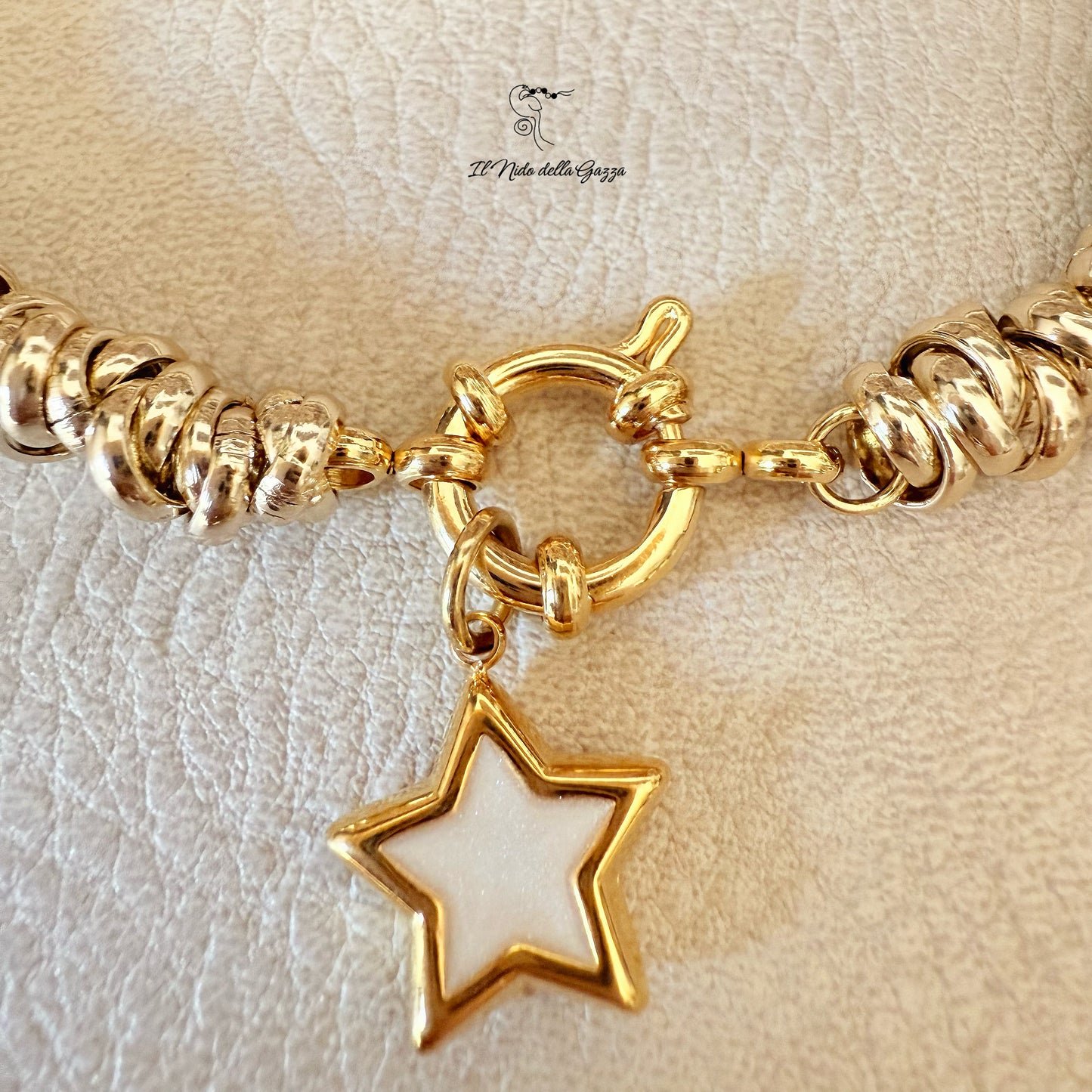 Dettaglio della chiusura dorata con stella madreperlata.