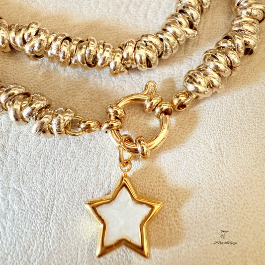 Dettaglio della chiusura dorata con stella madreperlata.