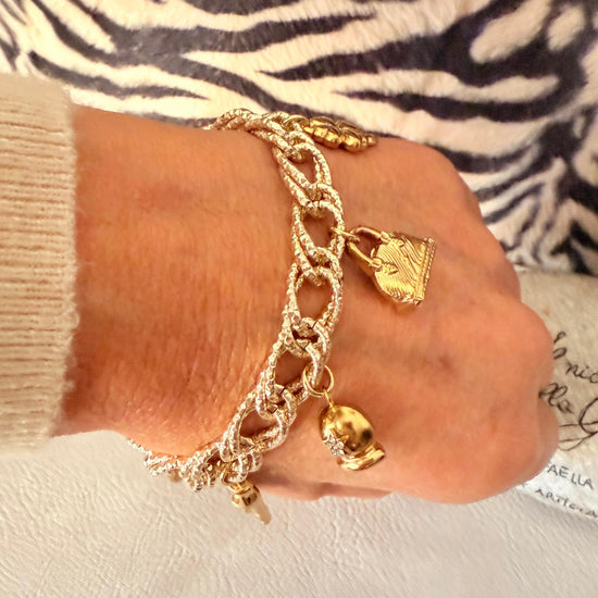 Bracciale Charm Luce Dorata indossato al polso