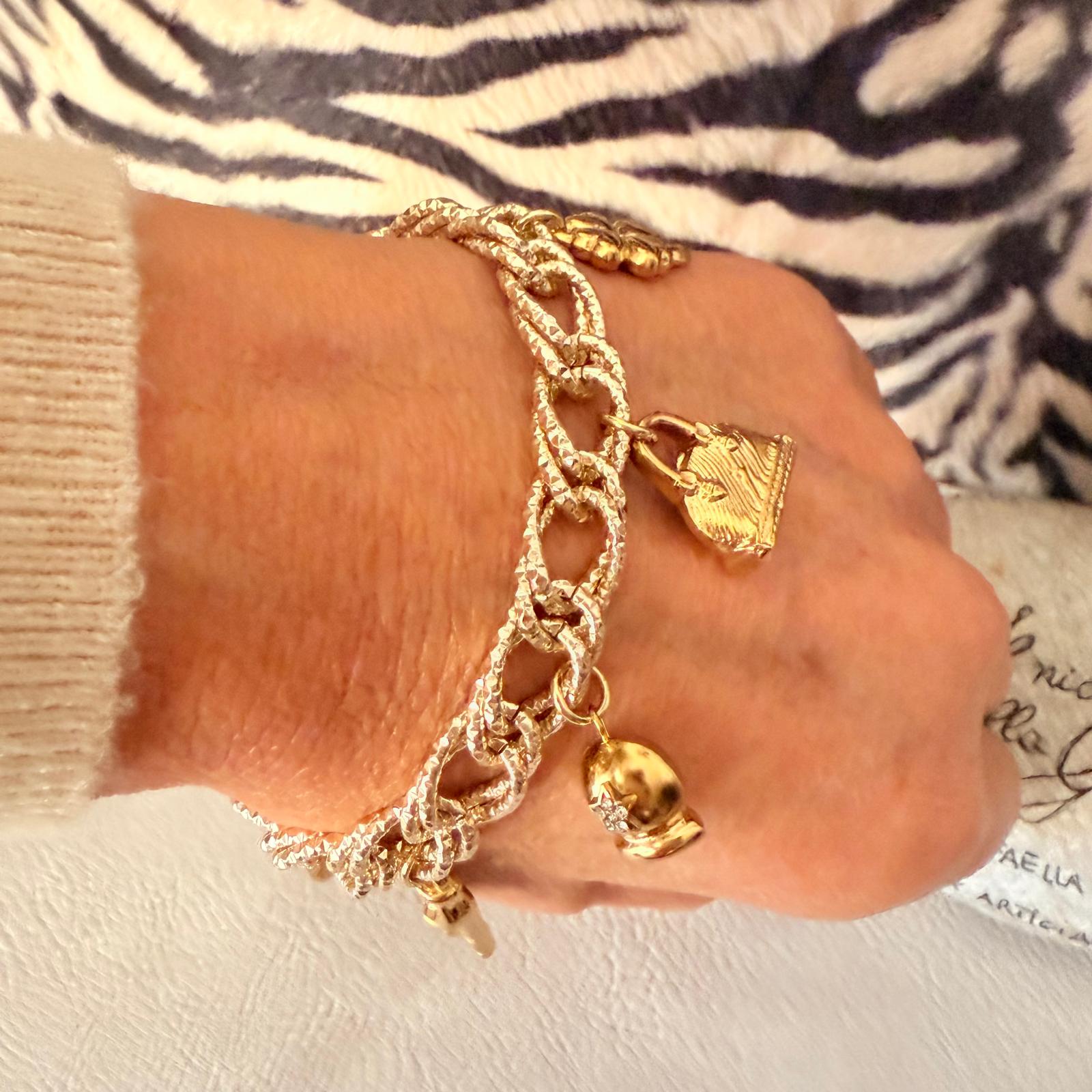 Bracciale Charm Luce Dorata indossato al polso
